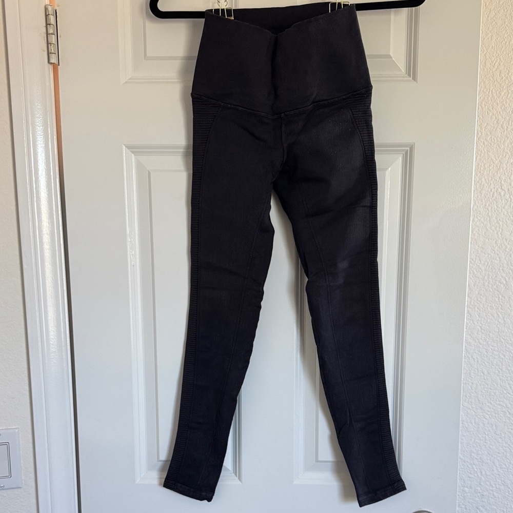 Avocado High-Waisted Black Leggings